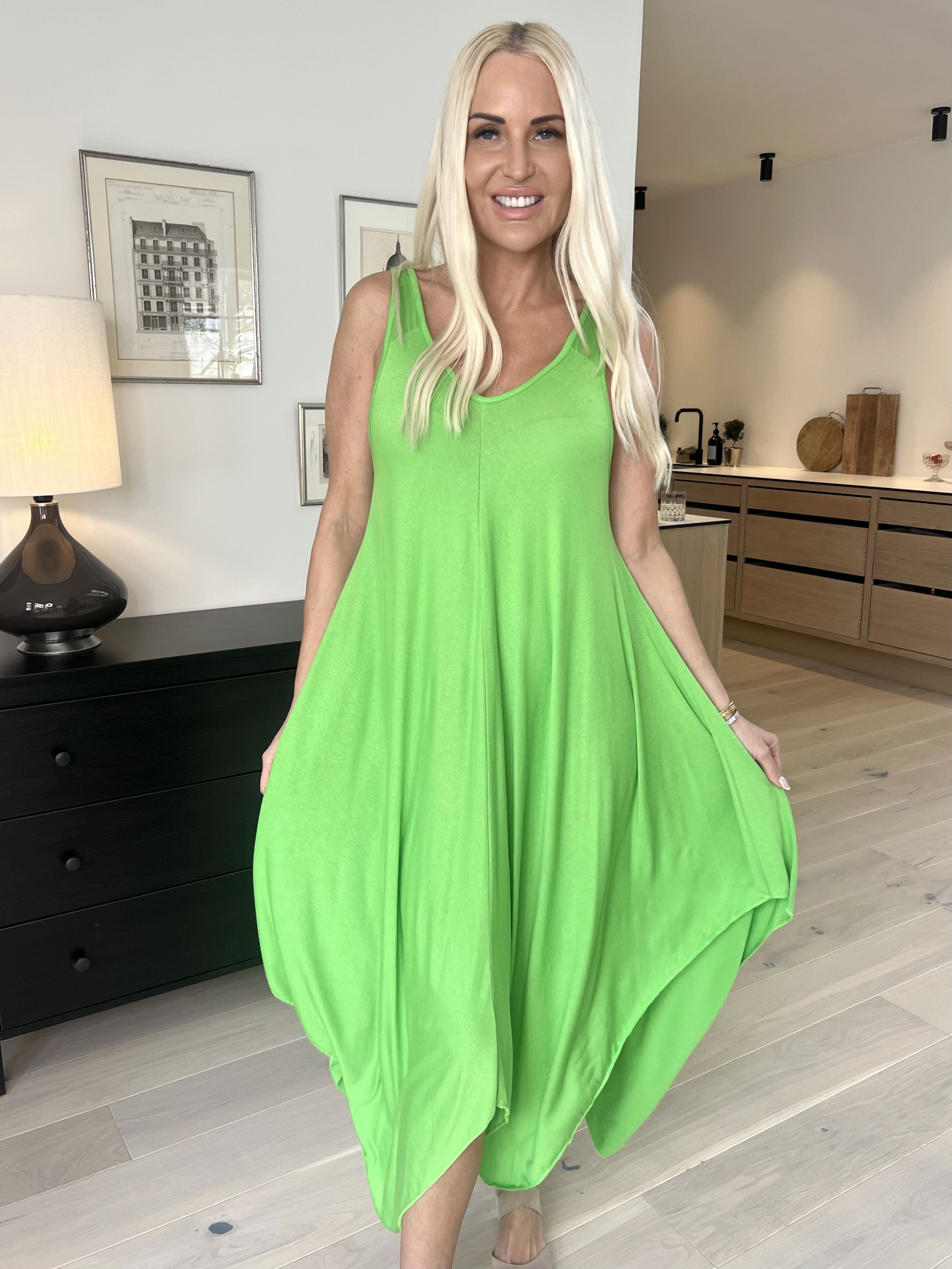 Veronica - Enfärgad sommarklänning med breda axelband